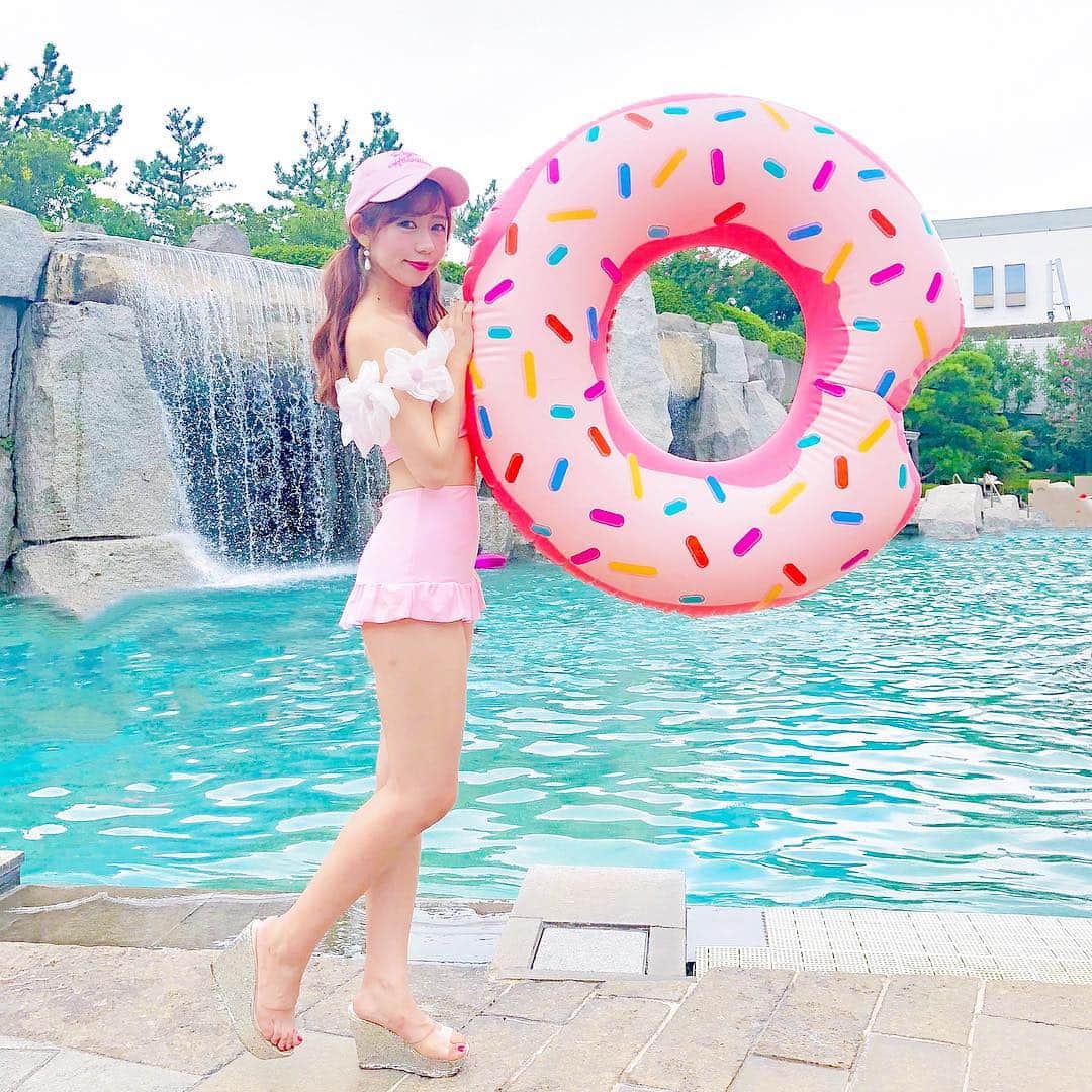 のインスタグラム：「. シェラトンのプールにいってきたぁあ🏄🏻‍♀️💕 . ピンクのドーナツの浮き輪🍩もやっと使えたよ💭 水着はBUYMAで買った3Dフラワー🌸のピンクの水着👙 . #swimwear #pink #ootd #pool #pinkcode #coordinate #buyma #royalhawaiian #maihama #sheraton #sheratontokyobay #シェラトン #シェラトングランデ東京ベイ #シェラトンプール #プール #ホテルプール #ナイトプール #ドーナツ浮き輪 #ピンクの浮き輪 #水着 #キャップ #ロイヤルハワイアン #コーデ #浮き輪 #舞浜」