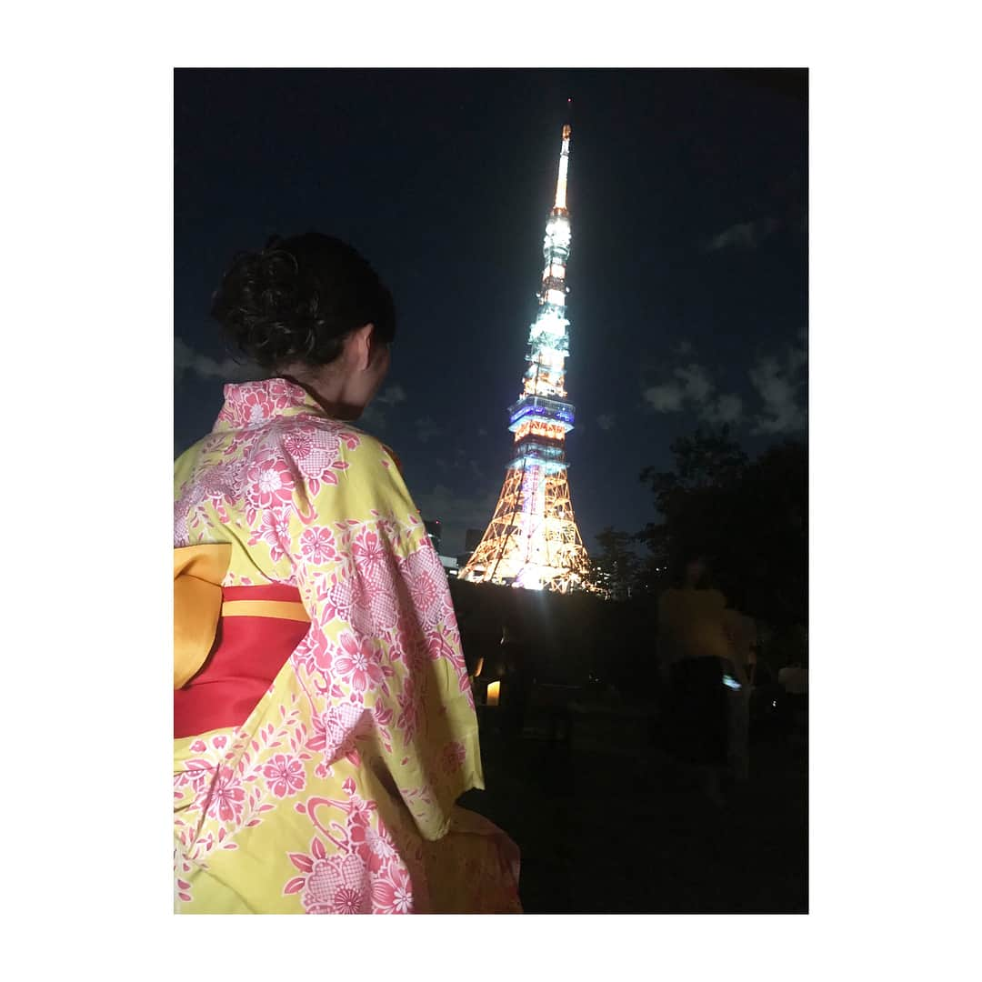 久保井朝美さんのインスタグラム写真 - (久保井朝美Instagram)「🗼 東京タワー×浴衣👘💞 ． 日没前と日没後 変化を見るのもまた一興です☺️ ． #TBS #ウィークエンドウェザー #東京タワーのある風景 #同ポジ #スズムシカフェ #お天気キャスター #気象予報士 #久保井朝美 #浴衣ヘアアレンジ」8月20日 17時58分 - asami_k920