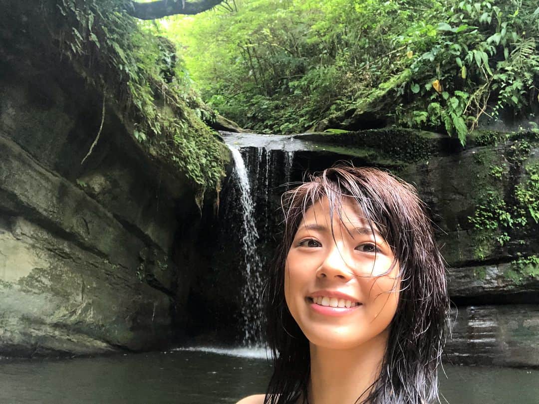わちみなみのインスタグラム：「拍摄完了🤗 要用中文才不会忘记🌻 . 念願の滝🌻緑に囲まれて最高⭐️中国語忘れないように使って勉強します😄 . #台北 #台灣  #拍摄 #高兴 #わちみなみ #わちみどり」