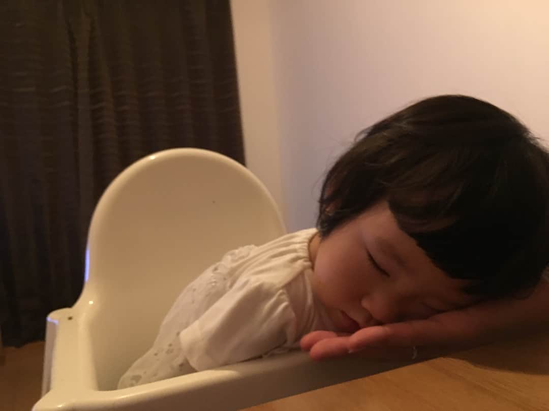 宮坂桃子のインスタグラム：「今日はりえちゃんとなみちゃんお泊り👯‍♀️ あきちゃんは2人に遊んでもらってご飯食べたまま寝た👶🏻」