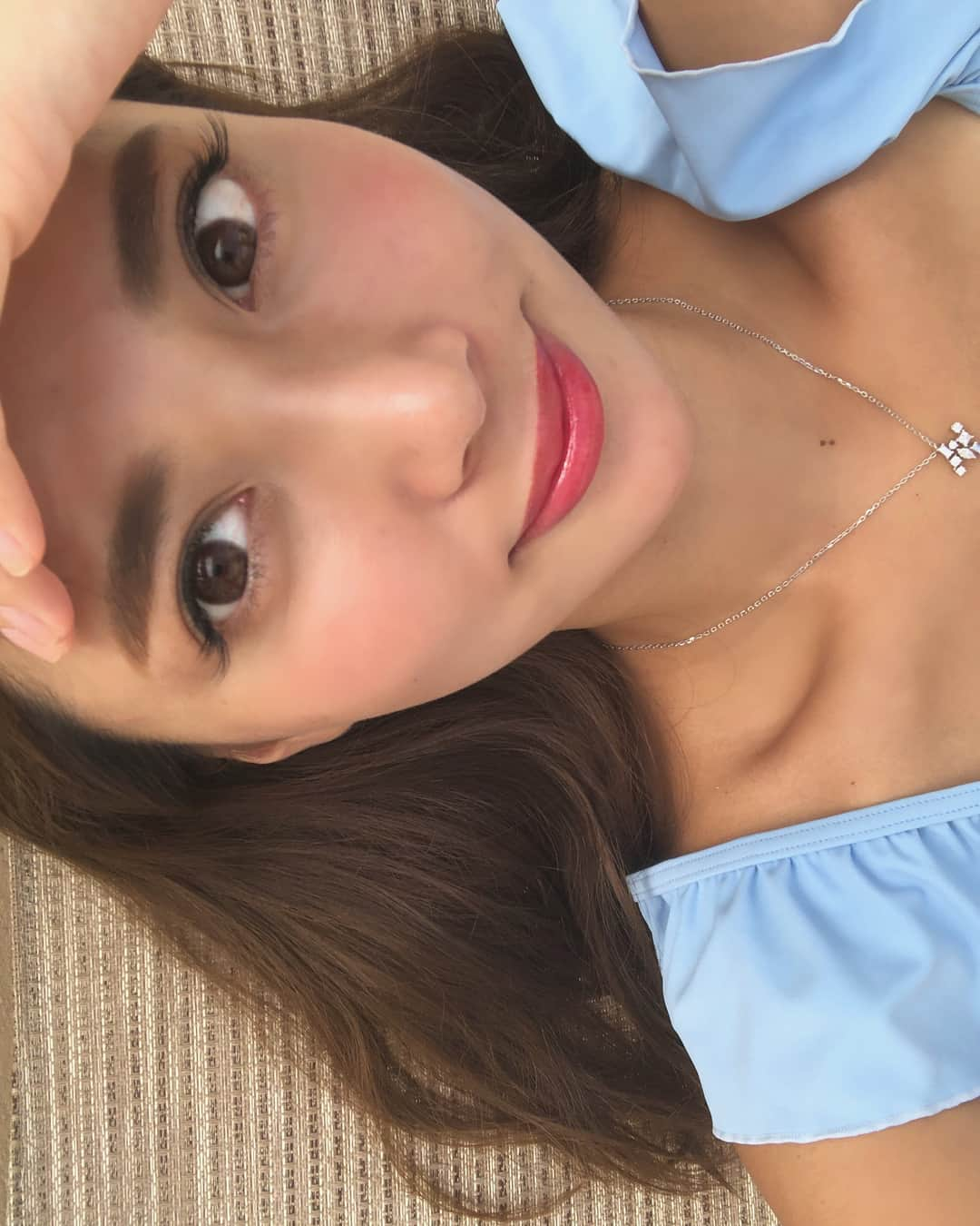 岡部あゆみさんのインスタグラム写真 - (岡部あゆみInstagram)「夏メイク💄🌞 Eleganceから新発売した赤リップ すごくいい色✨コンシーラーを使って ちょっとグラデーション🌻 1&2枚目で使っているのが 限定色の100番。3枚目が07番です🐠✨ .  #エレガンス#リクイッドルージュビジュー#赤リップ#お呼ばれリップ追加#グラデーション#ルージュ#口紅#夏メイク#エレガンスコスメティックス_pr#プール#夏休み」8月20日 18時53分 - ayumi_okabe