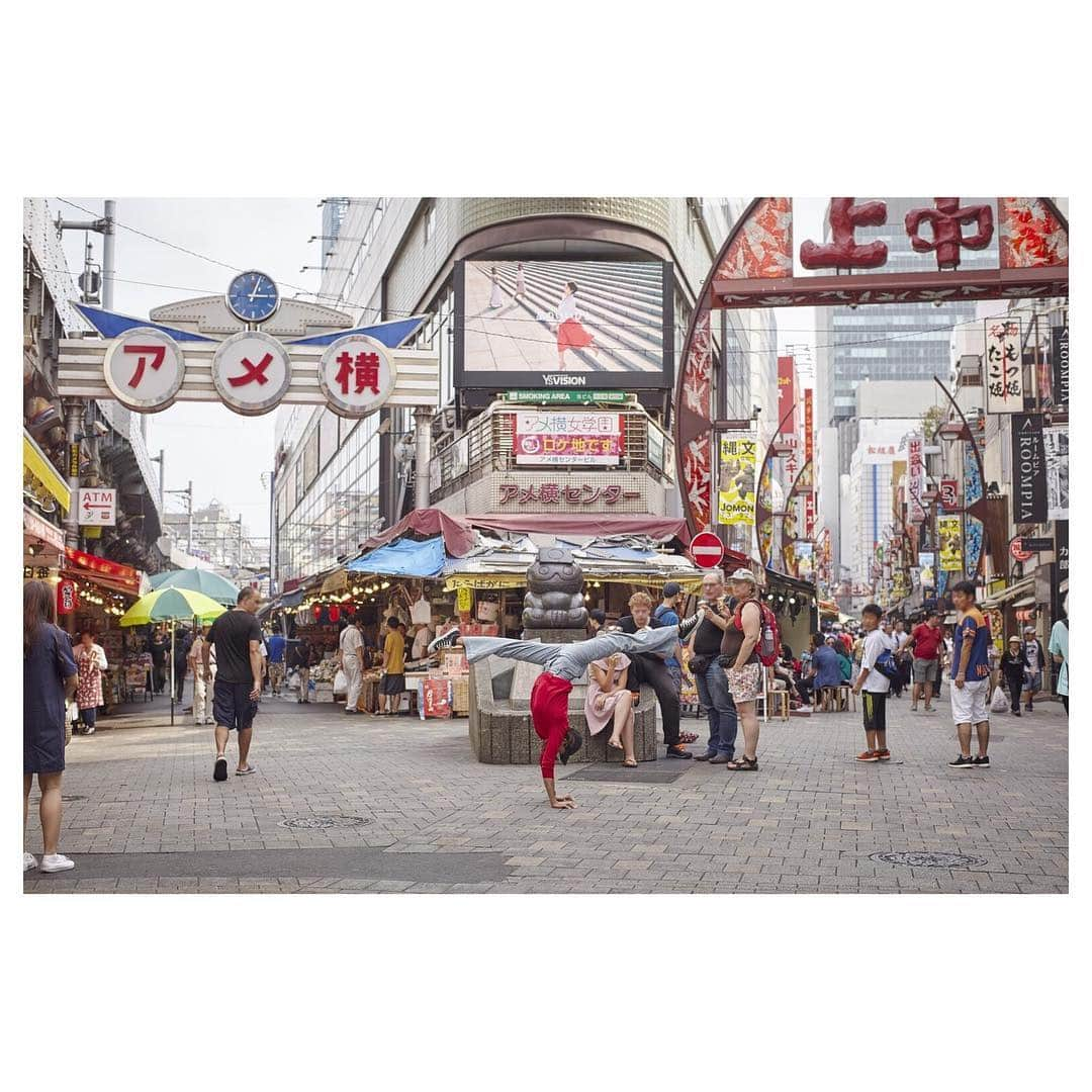 岡部紗季子さんのインスタグラム写真 - (岡部紗季子Instagram)「“ アメ横 #gymnastics #handstand #handstandsplit #ameyoko #tokyo #体操 #アメ横 #🤸🏽‍♀️ #🐼 . . . #逆立ち女子 📸 @t.idenoshita_photo」8月20日 19時20分 - sakiko_okabe516