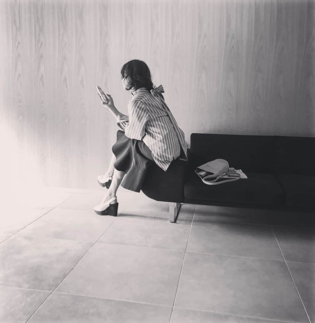 風間ゆみえのインスタグラム：「やけに褒められたこの日は、おけい先生のStyling/コーディネート‼︎ あまりシャープなストライプシャツが似合わないのだけど、柔らかな生地感とドレッシーなディテールのおかげかな♡ @stylings_official 👜 @delvaux 👡 @robertclergerie  #yumie_k_style」