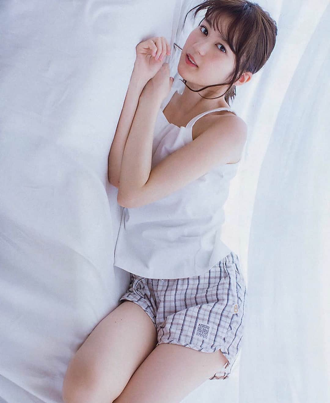 乃木坂46⊿私的写真集のインスタグラム：「. 今日は#生田絵梨花 ちゃん ヤンマガの表紙飾って特集されてるいくちゃん❤︎ . 真っ白な肌が眩しすぎだし、華奢な体が守りたさ満点… . #いくちゃん#ヤングマガジン #乃木坂46#nogizaka46#アイドル#idol #乃木坂46好きな人と繋がりたい #グラビア#水着#可愛い#可愛い女の子#美女#cute#kawaii#fashion#beauty#princess」