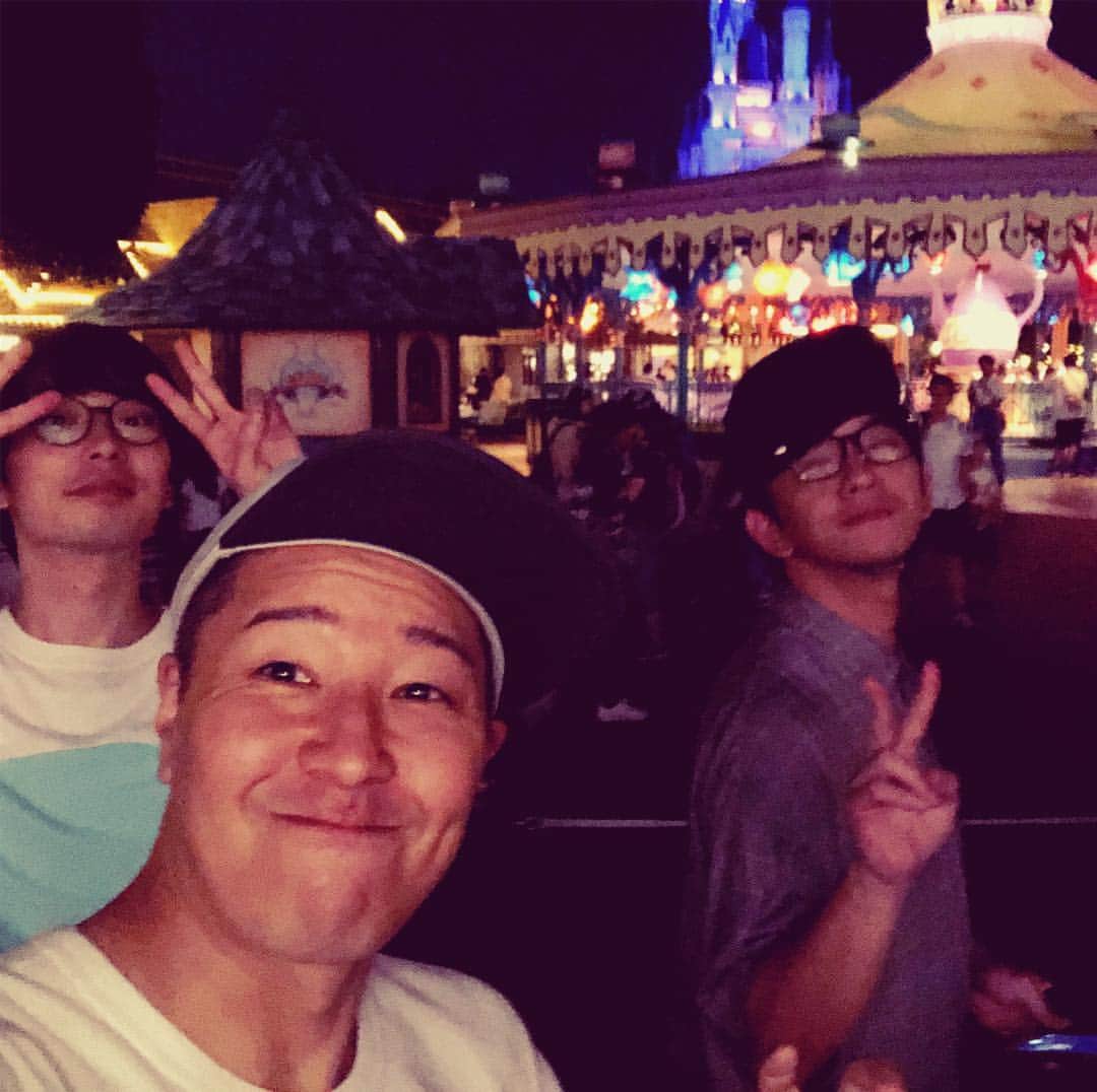長田庄平のインスタグラム：「久しぶりに向井とディズニーランド #ディズニーランド #ただ楽しいだけ #やっぱり混んでた #スティッチエンカウンター  #いじられて何も出来ず #撃沈 #スティッチがさんまさんに思えた #パンサー向井 #チョコレートプラネット長田  #広田」