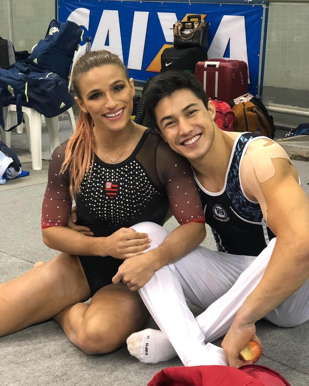 ジャジ・バルボサのインスタグラム：「O que a ginástica une, ninguém separa 🖤❤️」