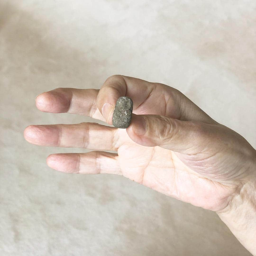 オノ・ヨーコさんのインスタグラム写真 - (オノ・ヨーコInstagram)「PEBBLE PEOPLE:  Something wonderful was told to me just recently. Two scientists who were researching the effect of waves in the ocean for two years, came to the conclusion that the smallest stimulus to the water be it a drop of a pebble, or a child splashing the water at the shore, affects the whole ocean, each time. Well, I thought we do affect each other on land, but I hadn’t realized that that was true in the ocean as well! What a blessing!  So now I call ourselves the small pebble people. Send small pebbles to the world. Don’t make big splashes with large stones. That will attract people and the wrong people as well. Our quiet revolution will not make announcements, but one day will be accepted by all people as the norm of life. The human race has done that with many things. This time, we want to heal our planet, and bring peace to this world. We will. Love, yoko」8月21日 3時01分 - yokoono