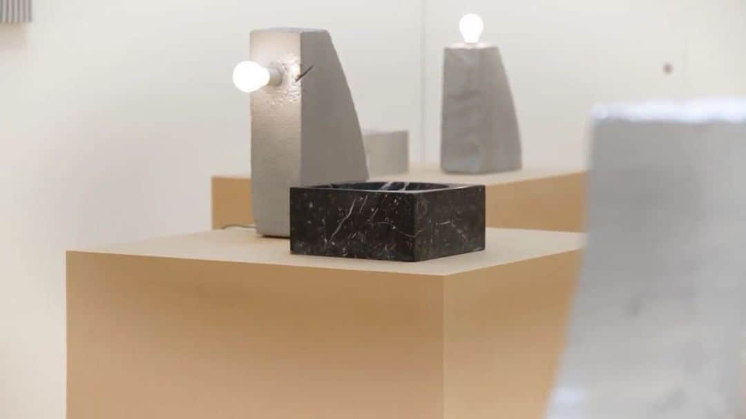 のインスタグラム：「#GoliaSummer: "Piero Golia: Suddenly, in the middle of the summer" closes this Friday, August 24. Make sure to stop by Gagosian Beverly Hills before it's too late! • As in Golia's "Intermission" paintings of 2015, the “lamps” are made of the leftover materials from his exact-scale replica of George Washington’s nose from Mount Rushmore. Thus Golia repurposes the contours of the president’s nose to create artisanal prototypes, each moving closer to “perfection” yet never forsaking its handmade singularity. The “fruit bowls” are made by carving the “NAE” shape—the arbitrary intersection of a sphere and a rectangle, conceived by Golia with Sarah Lehrer-Graiwer—into solid blocks of decorative marble, carefully chosen for their patterns, colors, and surface variations. • Click on the link in our bio to watch the full installation video and for visiting hours. __________ #PieroGolia #GagosianBeverlyHills #Gagosian @new_atlantis "Piero Golia: Suddenly, in the middle of the summer," installation video at Gagosian Beverly Hills. Artworks © Piero Golia. Video: Trebuchet Interactive.」