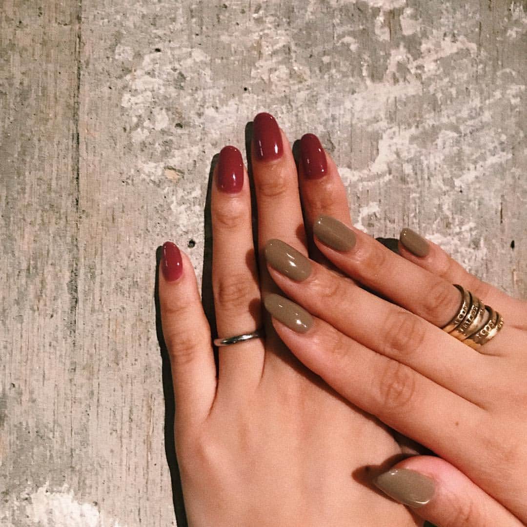 sayocoのインスタグラム：「new nailはAW意識🍁 でも実際より濃く写ってる🙄 ・ ・ #秋ネイル#ツートンネイル#アシメネイル#グレージュネイル」