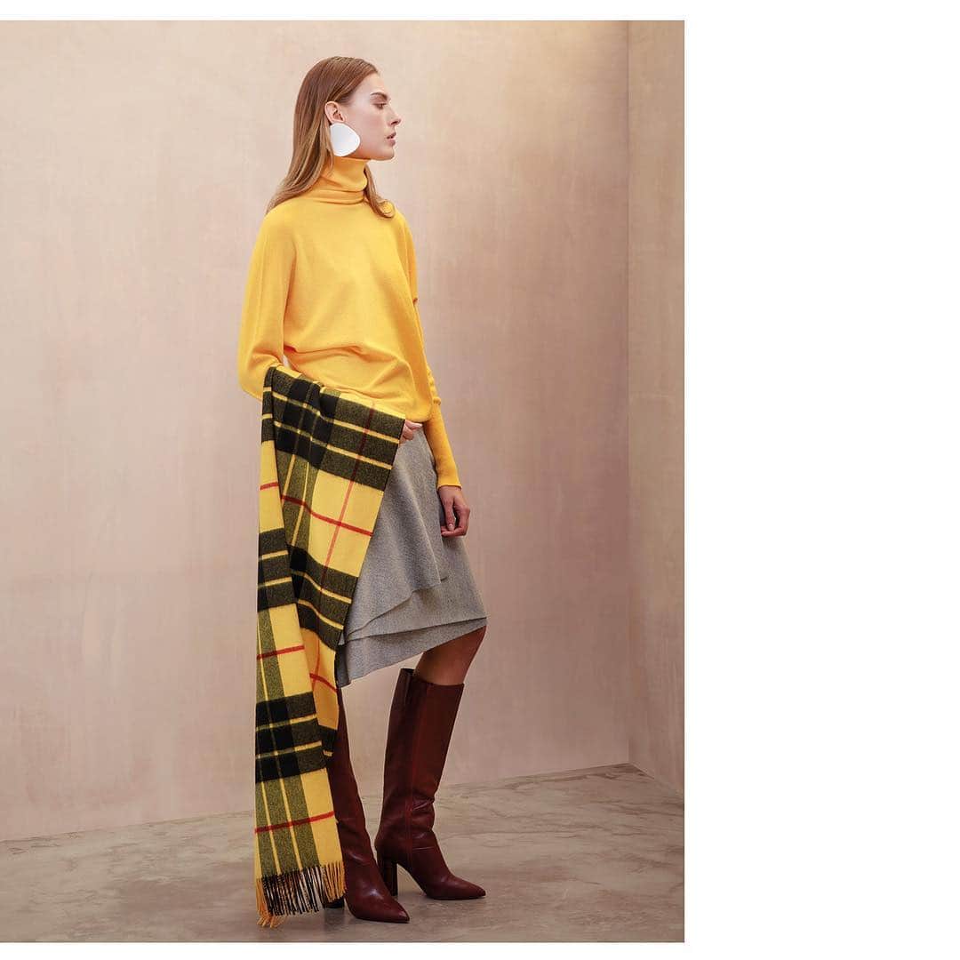 Johnstonsさんのインスタグラム写真 - (JohnstonsInstagram)「The cashmere stole is the ultimate in luxury accessories.  New this season, the vibrant Macleod of Lewis tartan cashmere stole . . . . . #aw1819 #JoEAW18 #BritishFashion #Fashion #Johnstons #cashmere #accessories #newarrivals #yellow #tartan #macleodoflewis #MadeinScotland #JohnstonsofElgin」8月21日 17時14分 - johnstonsofelgin