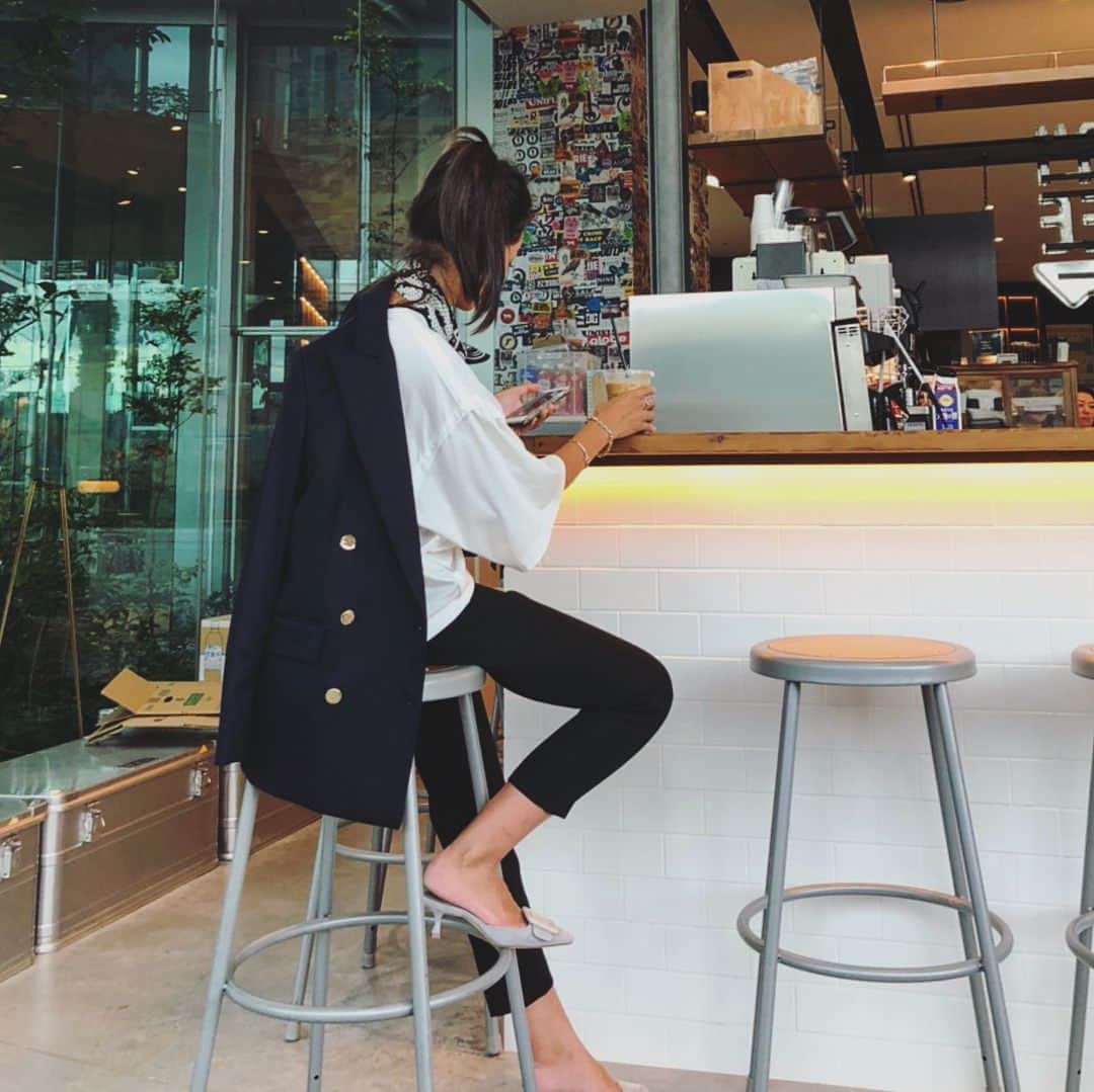 田中彩子さんのインスタグラム写真 - (田中彩子Instagram)「. coffee time☕️ . . 大学に気持ちが引き締まったのかジャケットを羽織ってしまった。笑 . . #monotone #alldaycoffee」8月21日 17時11分 - ayako_tanaka_