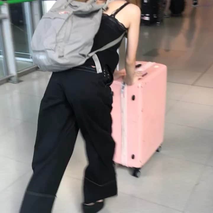 のインスタグラム：「今回は動画編！🤤 お尻フリフリ歩いてるだけの動画(笑) . 私は長女で下に弟と妹がいます😊🌸 みーんな性格バラバラで、 私が1番落ち着きがなくて破天荒😈🔥 思い切った行動が多いタイプです。 妹はピュアで心が優しい子です。 人のことが好きで愛嬌があるタイプで ちょっとだけおばかで天然です🤣🤣 弟は、クールで知的なタイプだけど 最近いい男に成長中です☺️🔥 女性に優しくできるところはもう 自慢のセールスポイントです😊！ ちなみに、2人とも こんなお尻振って空港内を歩く もうすぐ23歳の姉を構ってくれる いい子たちです🙋🏻‍♀️🙋🏻‍♀️(笑)(笑) . 本日も投票よろしくお願いします😆🔥❤️ https://misscolle.com/konan2018/vote .  #ミスキャンパス甲南2018 #ミスターキャンパス甲南2018 #甲南 #ミスキャンパス #ミスターキャンパス #ミスコン #ミスターコン #ファイナリスト #ミスキャン #ミスターキャン #大学生 #甲南大学 #関西 #岡本 #神戸 #misscampus #mrcampus #konan #kobe #2018」