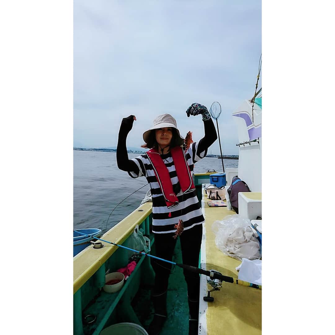 のインスタグラム：「なんだかんだ久々のアジ釣り〜！の筈だったのに、カサゴ祭りになりました('ω')笑 そしてどんどん揚げ物が上手くなってる、おいちい。 今回も日焼け対策バッチリ👌 . #釣り #釣りガール #釣りを趣味にしたい人  #fishing  #アジ釣り #アジフライ」