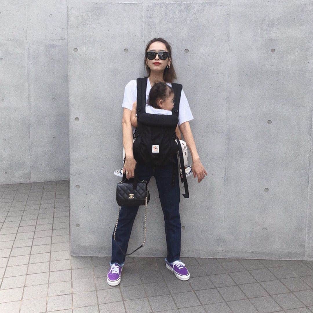 近藤千尋のインスタグラム：「娘ちゃん10キロに…👶 抱っこ紐は、5ヶ月頃まで ベビービョルンで それ以降はずっとエルゴです💖 本当は、👶のおでこにチュウ できるくらいの高さがベストみたい🌈 最近重くて下にズルズル。。笑👶 そして歩きたいみたいで抱っこ紐はあんまり しなくなりました✨✨ それはそれでお買い物が大変に…笑🍅 前は嫌いだったベビーカーに 乗ってくれるようになりました💙  ベビーカー、沢山乗る日は エアバギーココプレミアなんですが スーパーなどに行く時の軽いベビーカーは コンビのF2plus です😍❤️ そして本日、ヒルナンデスコーデバトルと、 潜在能力テストに出ます🙏🙇‍♀️ 是非ご覧ください😍」
