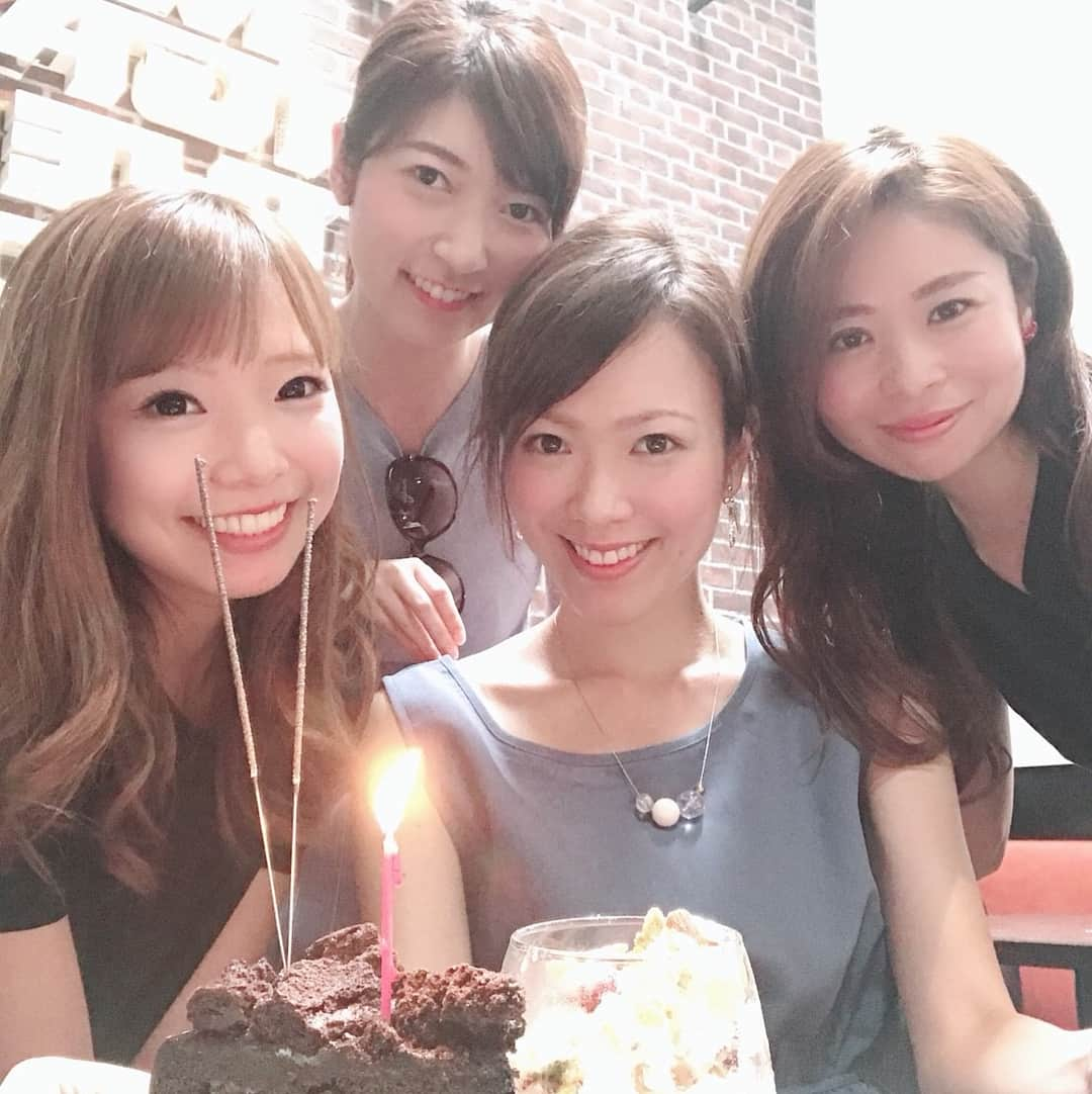 水村真悠子のインスタグラム：「先日、大好きな子達がT.Y.Harborでお誕生日のお祝いをしてくれました🎂💓 皆んなー😭ありがとう！！ 笑い過ぎて腹筋割れるかと思ったよ💪w 来月は、ディズニーリベンジだねん♪ . #TYHarbor #天王洲アイル #ブルワリーレストラン #女子会 #自由人 #笑い過ぎた #ありがとう」