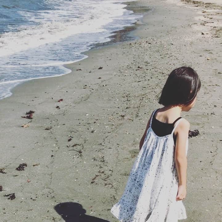 のインスタグラム：「. 抱っこ抱っこの人との旅で 腰をいわしてコルセット生活をする しんみり夏の終わり。。😇 . こんなちっぽけな私に しがみついてる場合じゃないよ。 あなたの世界はこの海よりも もっとずっと広いんだから。 . #だから歩いてください」