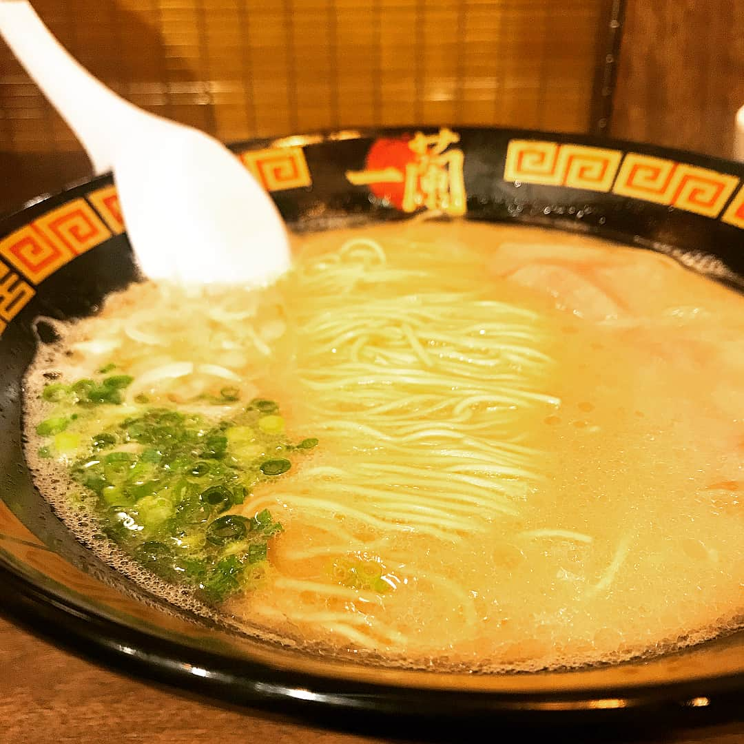 宇野緋莉さんのインスタグラム写真 - (宇野緋莉Instagram)「一蘭でラーメン😋💞 一蘭、めーっちゃ好きなの🎀 . 写真2枚目は、オーダー紙❣️ いつもこってりなのだ☺️✨ おネギは白ネギ＆青ネギ❤ . 写真3枚目は、シメで追加のライス💕最後にライスラーメンで頂くのが大好きなの〜✨ . . #お昼ご飯  #お昼ごはん  #一蘭 #一蘭ラーメン  #一蘭拉麵  #ラーメン #ラーメン大好き #ラーメン巡り  #ラーメン女子 #外食 #食べ歩き #いただきます #ごちそうさまでした #ランチ  #昼御飯  #昼ご飯  #昼ごはん  #ひるごはん  #おいしい #美味しい #ダイエット #お腹いっぱい #followalways #カメラ好きな人と繋がりたい #写真好きな人と繋がりたい #ファインダー越しの私の世界 #ポートレート部 #ファインダー越しのわたしの世界  #写真部 #ポートレート女子  20180821 13:15」8月21日 13時17分 - unoakaringo