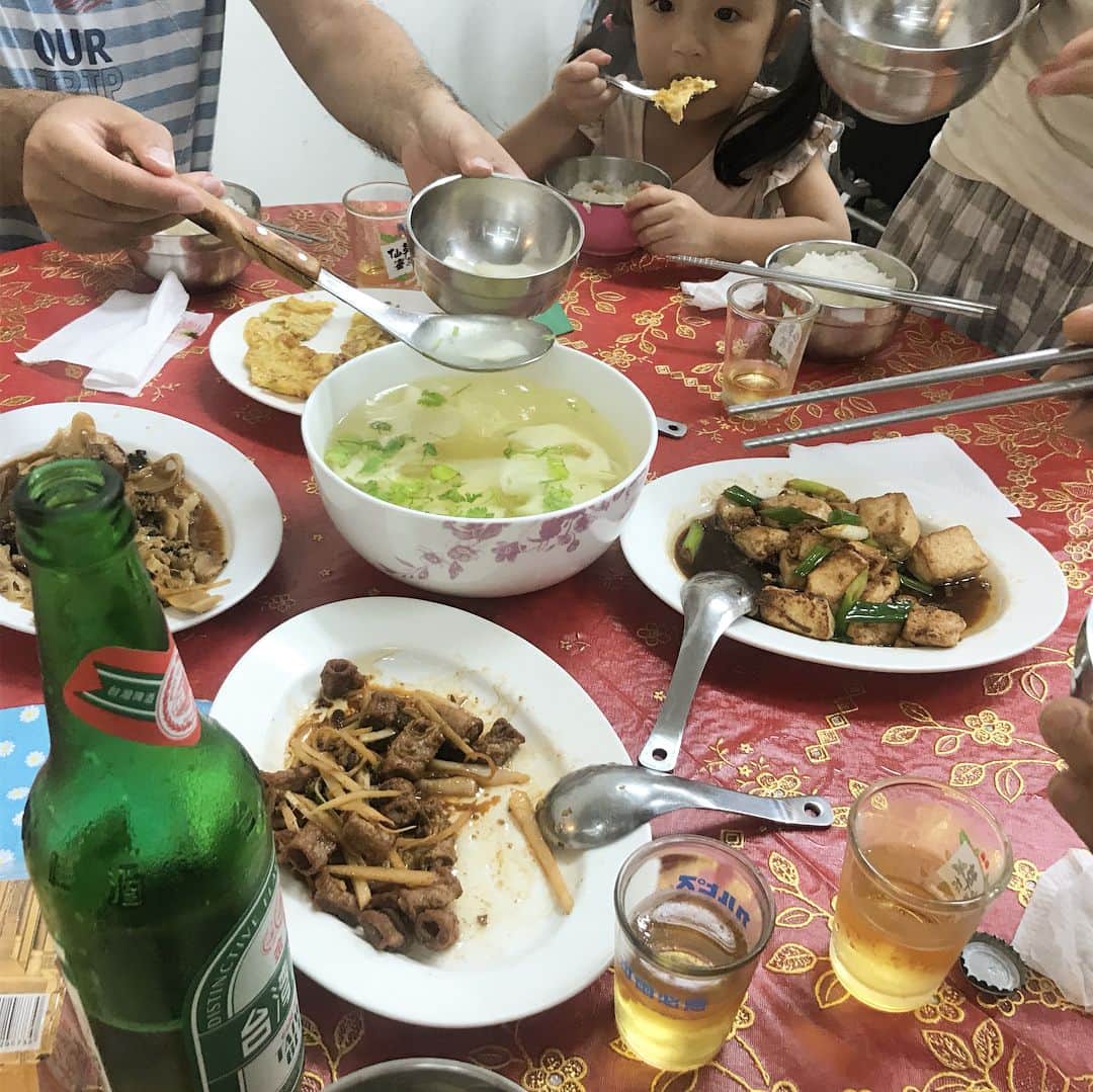 松本野々歩のインスタグラム：「【チリンとドロン 台湾旅 ご飯編】 呼んでくれた夫婦のご飯のセンスが抜群！！ 客家料理や台南の伝統料理や  体に優しいおまけにほんとに美味しい食事を選んでくれるから 毎料理楽しみすぎるし 食べすぎたーと思っても 全然体が重くない！ 美味しすぎて 写真撮り忘れたのいっぱい・・ #台湾料理 #台南料理 #客家料理 #酸菜白肉鍋 #蓮の茎 #サバヒー #虱目魚」