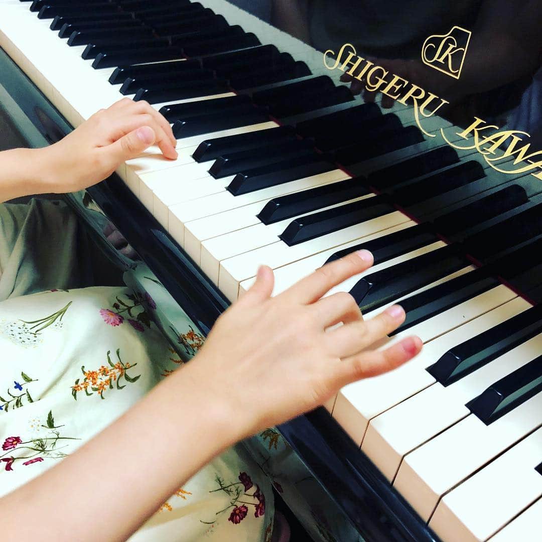 神田うのさんのインスタグラム写真 - (神田うのInstagram)「昨年の秋から習い始めたピアノはバイオリンに比べたら1/10程度しか練習出来ていないですが😓習い事の１つとしてそれなりに続けています。 #6歳 #娘 の#習い事 #ピアノ #piano #shigerukawai #kawai #daugher」8月21日 17時42分 - unokandaofficial