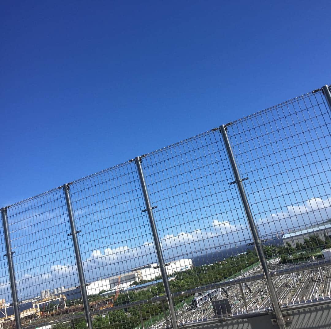須黒清華のインスタグラム：「今日も朝から取材でした♪ 外に出たら、夏の空‼︎ 秋と夏を行ったり来たりしてるみたいですね🍁🏖💦 . 今日は代打でWBS担当します。 11時から、ご覧くださいね‼︎ #ワールドビジネスサテライト #夏の空」