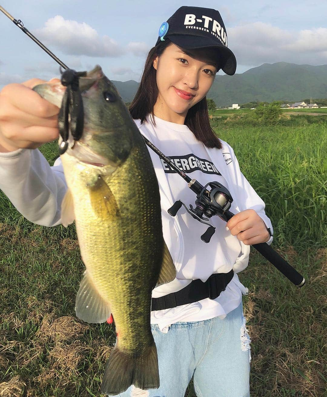 今田美奈さんのインスタグラム写真 - (今田美奈Instagram)「. やっと釣れた 🎣✨ リベンジ成功✌︎良い引きでした◎ . EVERGREEN フラップクロー8.5gテキサスリグ .  #釣りガール#バス釣り#낚시#낚시스타그램#배스낚시#bassfishing#evergreen#b_true」8月21日 20時19分 - _minaimd.j_