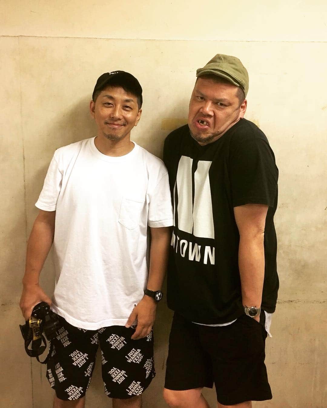 石川涼のインスタグラム：「「超くっきーランド in 中国」の会場限定Tシャツ（日本での発売はありません）を「#FR2 × @nikuguso_taro 」の“Smokingkills®︎”でやらせて頂きます！感激！  くっきーさん凄くいい人だった笑 詳しくは @fxxkingrabbits のアカウントで。  #超くっきーランド#野性爆弾#野性爆弾くっきー #FR2#fxxkingrabbits#smokingkills」