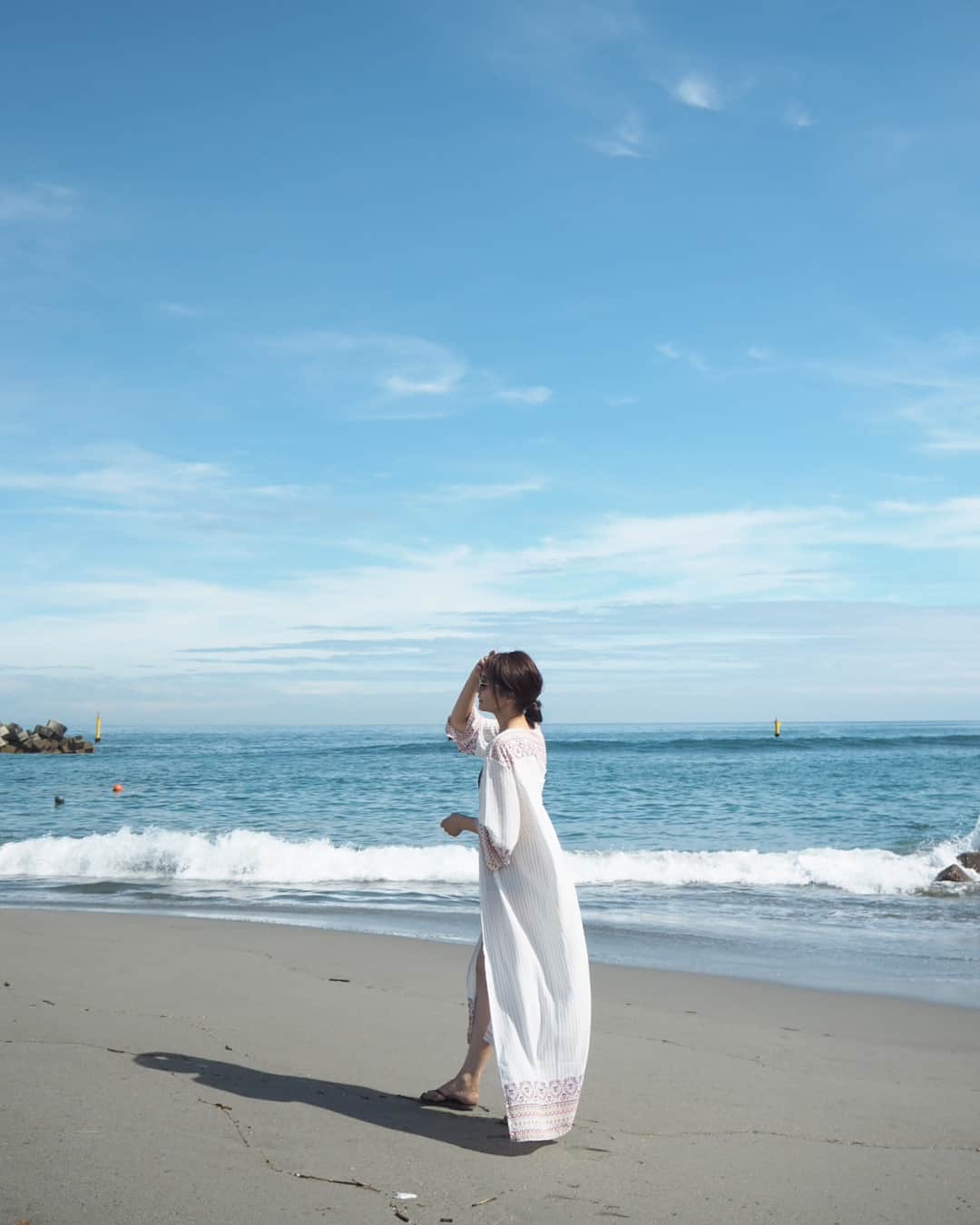 のインスタグラム：「#swimwear . 家族旅行☺︎ . ビーチやプールサイドでは ロングガウンが サラッと羽織れて便利でした✨ . .  @lavishgate  8/22〜26 京都伊勢丹にて pop up 開催予定☺︎ . .  blog更新しました #水着 #ロングガウン #sea #海 #ビーチスタイル #プールサイド」