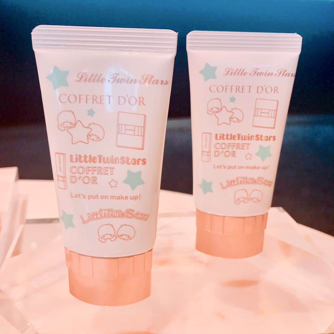 beauty news tokyoさんのインスタグラム写真 - (beauty news tokyoInstagram)「・ 9月1日にデビューするコフレドールの新ファンデーションは、パウダーなのにしっとりとした"生湿感"。 毛穴や色ムラをしっかりカバーしながら、うるおい質感のヌーディ肌が持続してくれるんです❣️ ・ しかも、10周年記念としてサンリオキャラクターとコラボ😍 ポーチインしておきたくなる大人の女ゴコロをくすぐるようなキュートな限定デザインは、ぜひゲットしておきたい😆 ・ 詳しくは後ほどサイトにて紹介するので、発売前にぜひチェックしてみてくださいね！ ・ ・ #coffretdor #cosmetics #beauty #makeup #newcosmetics #コフレドール #basemakeup #hellokitty #littletwinstars #mymelody #コスメ好き #新作コスメ2018 #新作コスメ#ファンデーション#ベースメイク#コフレドール10th #生湿感#ヌーディカバーモイスチャーパクトuv」8月21日 21時20分 - beautynewstokyo