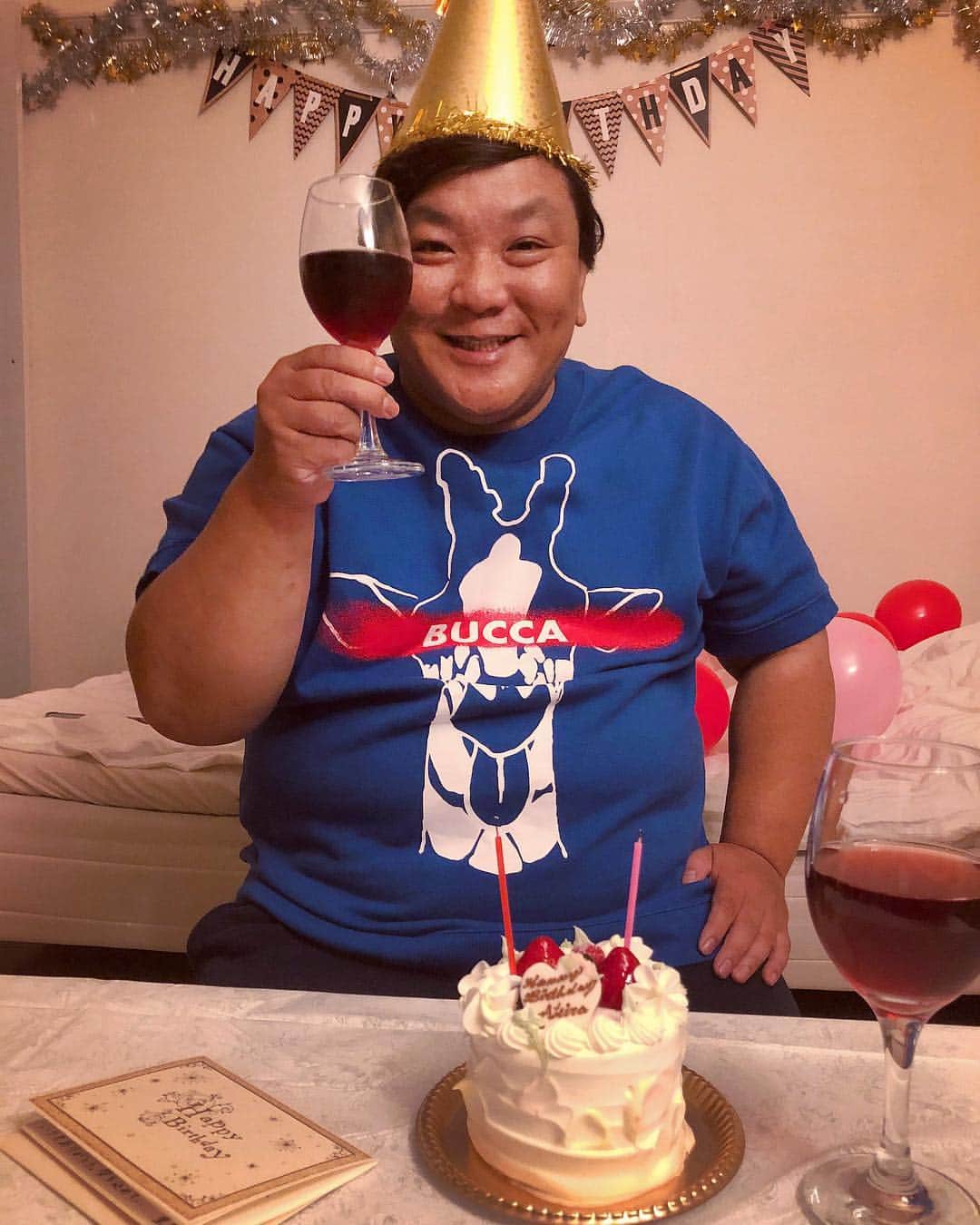 江口輝のインスタグラム：「わたくし8月19日にまた一つ歳をとりました。帰宅したら映えな部屋になってたよ #誕生日 #8月19日 #オカン #産んでくれてありがとうの日 #bucca44 #映え」