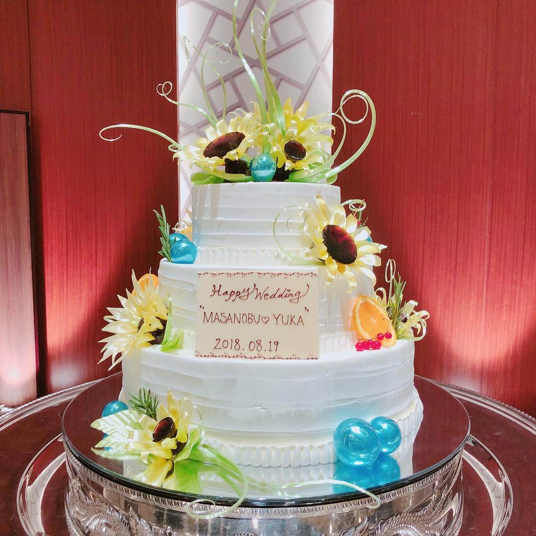 ANA クラウンプラザホテル大阪 ブライダルプロデュースのインスタグラム：「夏らしいひまわりのケーキです🌻 * #wedding#bridal#osaka#hotel#hotelwedding#weddingparty#weddingphoto#dress#anacrowneplaza #大阪#結婚式#披露宴#卒花嫁#プレ花嫁#コーディネート#ウェディングレポ#ウエディングケーキ#ファーストバイト#ANAクラウンプラザホテル大阪  #ANA_CROWN_PLAZA_PHOTO #ANA_CROWN_PLAZA_WEDDING #ANA_CROWN_PLAZA_DESSERT」