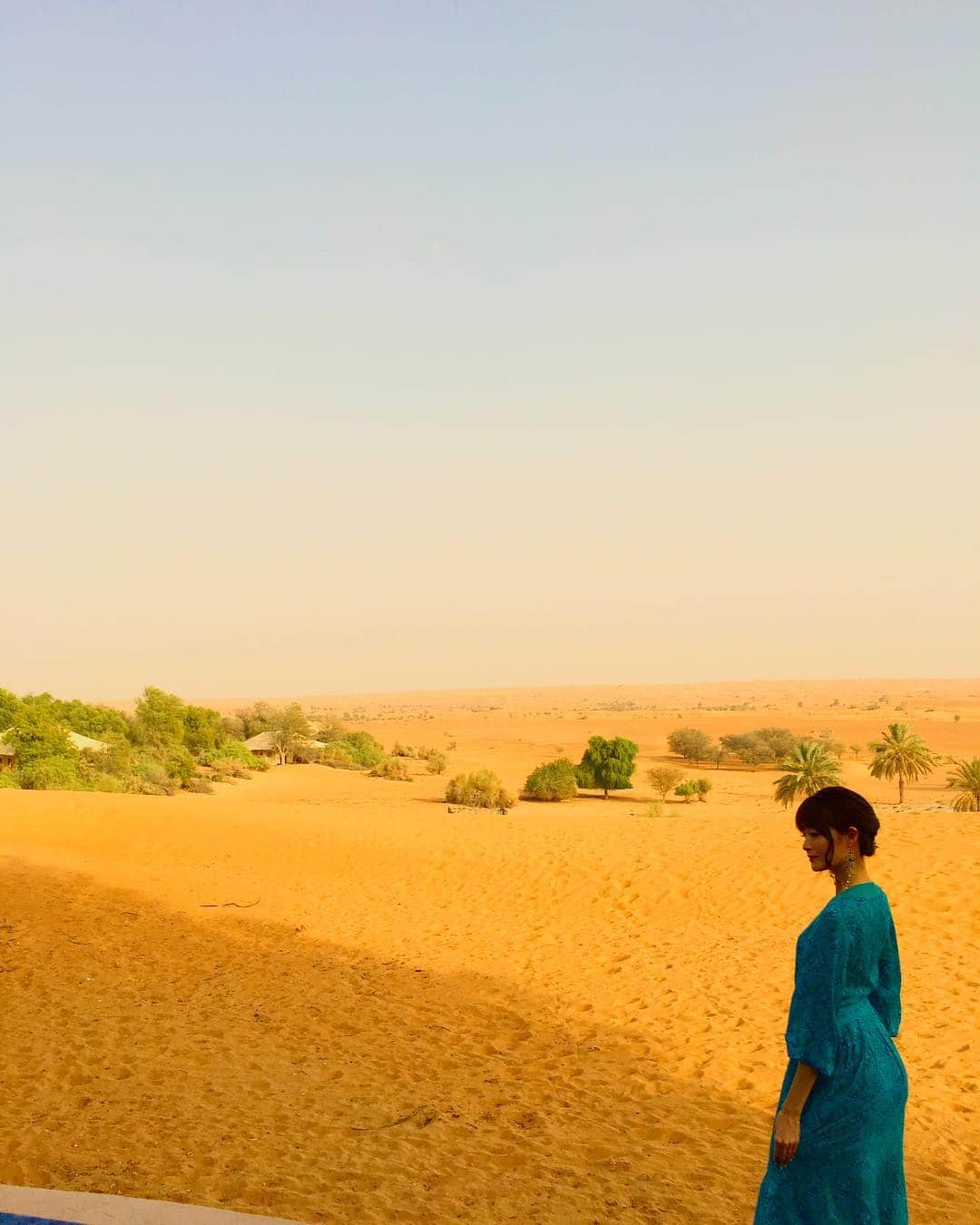 しほの涼のインスタグラム：「ドバイに来ています🐪 一面砂漠のリゾートでまるでオアシスのよう🌴 一眼で沢山撮ったので、また載せさせてください🤗  #dubai #ドバイ #アルマハリゾート #アルマハ #砂漠 #desart #エスニック #中東 #中東旅行 #UAE #エミレーツ #summervacation #spellbyronbay #spell #アラジン」