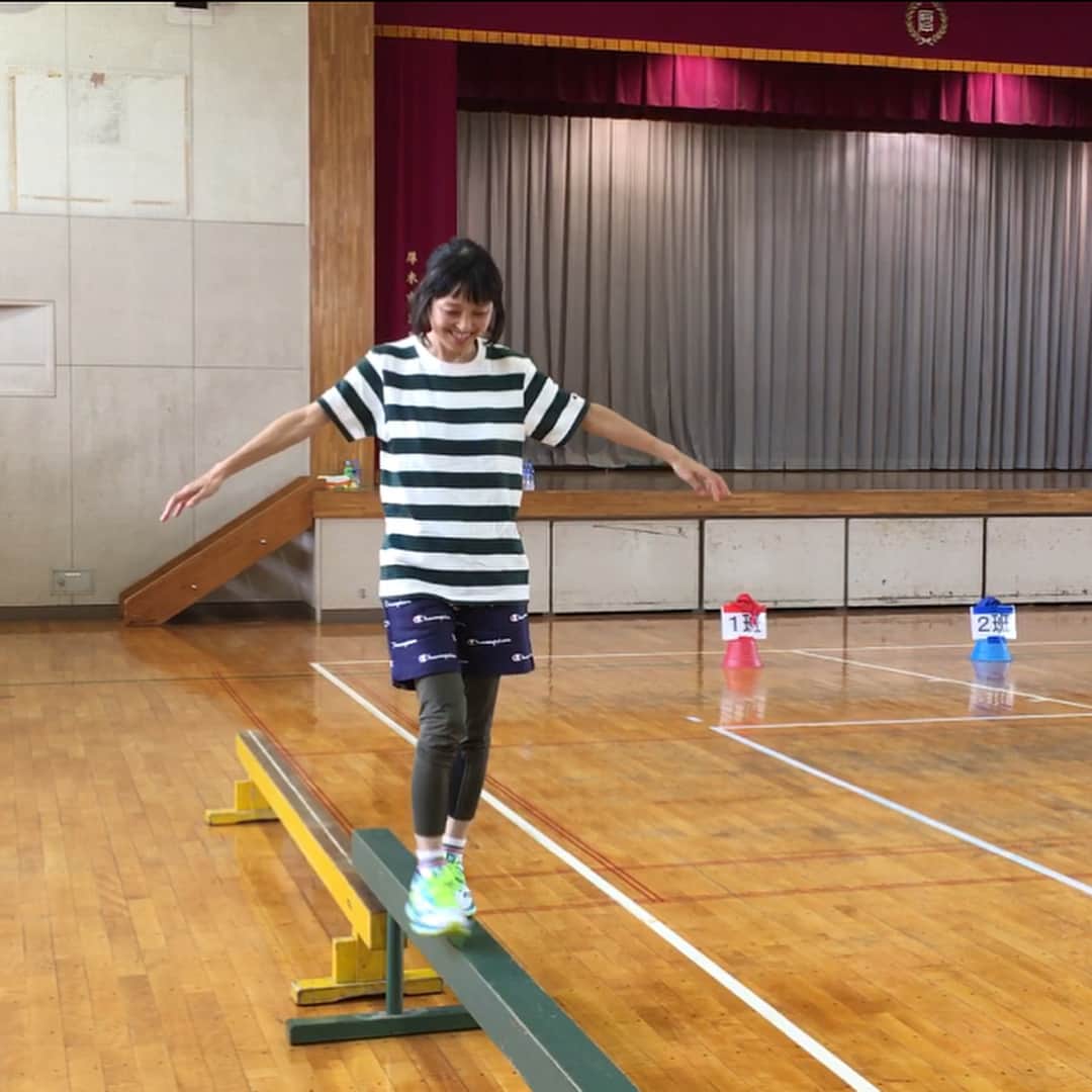 金田朋子のインスタグラム：「いろんな運動やりました (o^^o) 人生いろいろ〜 運動もいろいろ〜 ちっちゃい頃に戻った感じがした！！今でもちっちゃいけど（苦笑） 146センチ！！（苦笑） #森渉 #金田朋子 #運動 #sasuke #挑戦 #challenge #champion #CPFU #跳び箱 #綱引き #平均台」