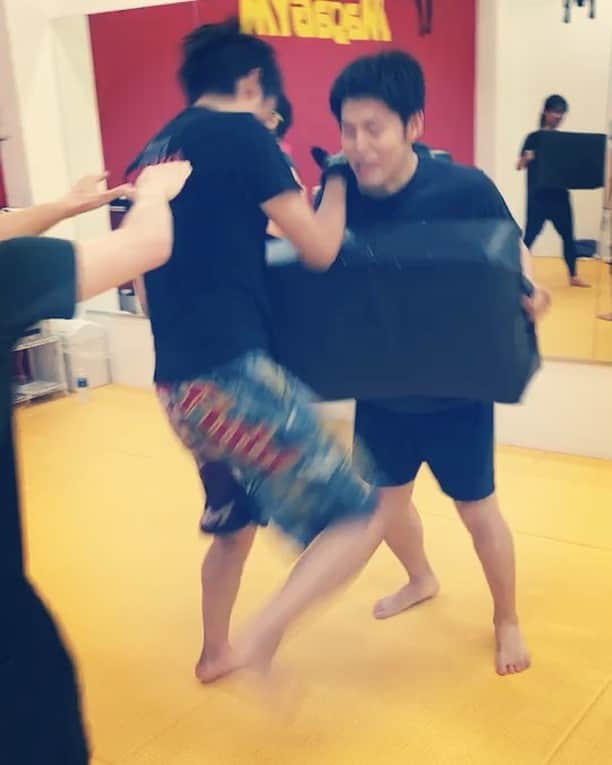 長田成哉のインスタグラム：「背面からの首絞め解除。 #kravmaga #gym #workout」