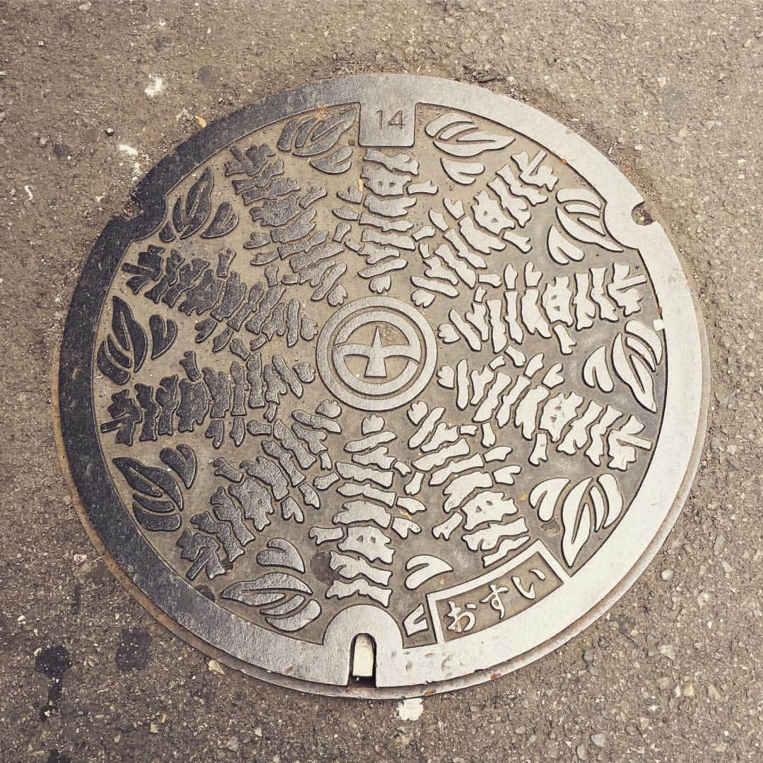 桜井くみ子さんのインスタグラム写真 - (桜井くみ子Instagram)「東京都町田市のデザインマンホール蓋。 ＊市の花『サルビア』 ＊町田市章 ＊『おすい』の文字入り ＊『14』数字入り 町田市の花『サルビア』がデザインされています！ちょうど今頃、夏から秋にかけて、綺麗な紅色のお花を咲かせるそうですよ〜♪ カラーのデザインマンホール蓋だと、サルビアの花の艶やかさが引き立つんだろうなぁ☆と思いました！ #デザインマンホール蓋 #町田市」8月21日 23時53分 - kumin.manholeclub