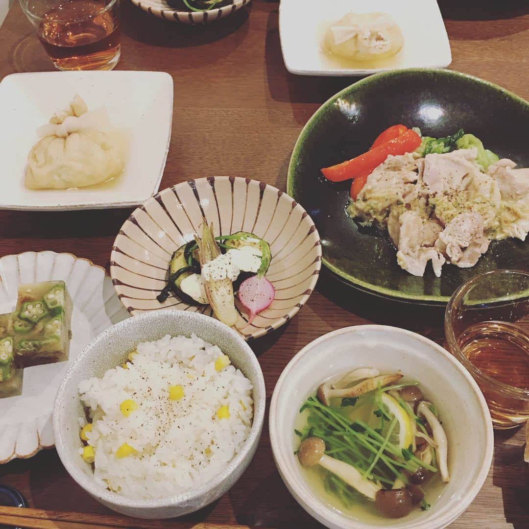 宮前真樹さんのインスタグラム写真 - (宮前真樹Instagram)「#meals  心地よい空間 食器も可愛い こんなキッチン憧れる。 #代々木公園カフェ  #ミールズ #1階は食器屋さん やっぱり幸せ話はいいね♡」8月22日 7時51分 - miyamaemaki0116