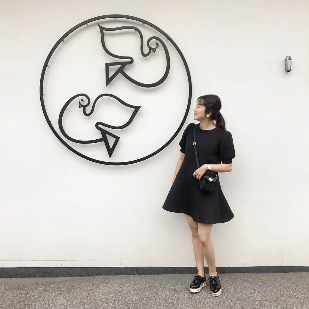 mina hinokuchiのインスタグラム：「. 一昨日の休館日は お店のみんなと鎌倉へお出かけしました♡♡ オープンしてから全員でお出かけは初めてだったから、ホントに楽しみにしてた💕 . 食べて歩いて食べて歩いての無限ループ🍴🌻笑 ドレスコードは【鎌倉デート服👫】笑 私はお気に入りのワンピに、新作のバルキーレースアップシューズ♪♪ソールが柔らかくて歩きやすい！ みんなの可愛かった♡♡(選んだ妄想話が可愛すぎ😂✨) AWもみんなで盛り上げよう♪♪ . #鎌倉 #おいもカフェ #鶴岡八幡宮 #vervecoffee #鳩サブレー  つぎは各々のデートで笑」