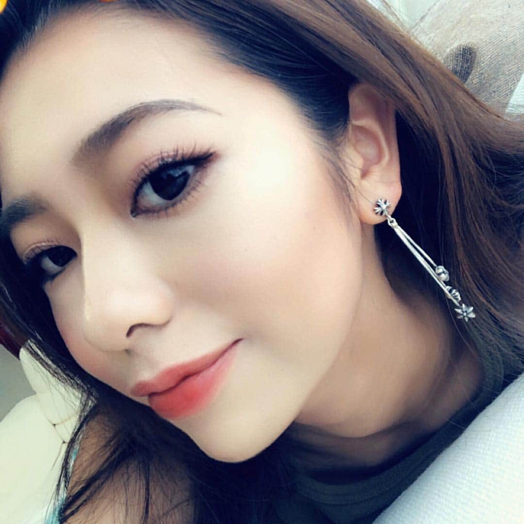 のインスタグラム：「. 新しいピアス買いました😆❤️ 早速つけてみて、お気に入り😈💕 リップも可愛いの見つけて 弟に買ってもらった新しいので 色がとても大好き！🐶🔥 写真ではわからないけど、 香水もずっと欲しくて父がくれた 大好きな香りつけてゴキゲン😈💕 . 人でもモノでも、あと場所も そうなのですが 私は自分にとっていいバイブスを 持ってるモノや人や場所に 囲まれているのが好きです😊🌸 その時々で変わるとは思うけど 自分にとって、いいバイブスの 人、モノ、場所って 自分で分かる気がします😸🌈 そういったいいバイブスが いい影響を運んできてくれるので このピアスも何かいいものを 運んできてくれるといいな〜〜☺️❤️ . #pierce #new #selfie #makeup #chill  #hawaii #royalhawaiian #chromehearts #yvessaintlaurentmakeup  #ミスキャンパス甲南2018 #ミスターキャンパス甲南2018 #甲南 #ミスキャンパス #ミスターキャンパス #ミスコン #ミスターコン #ファイナリスト #ミスキャン #ミスターキャン #大学生 #甲南大学 #関西 #岡本 #神戸 #misscampus #mrcampus #konan #kobe #2018」