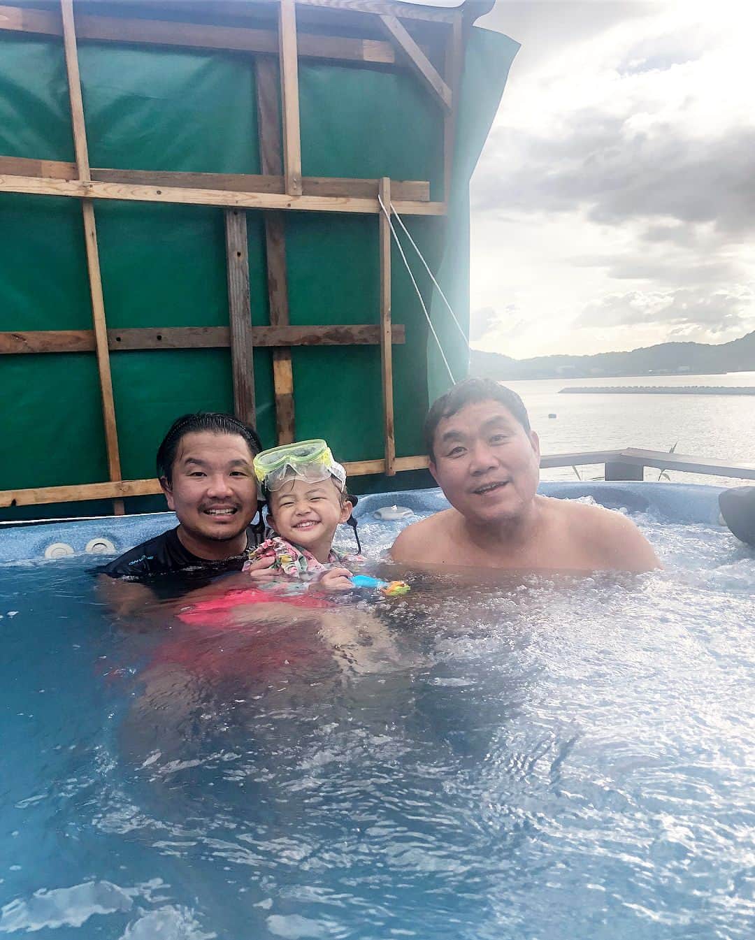 大西宏明のインスタグラム：「今年も素敵な夏休み☀️🏝 😁😁😁😁😁😁 #最高の場所  #子供の楽園  #いやいや #大人も楽園  #素敵な夏休み  #海  #奇跡のプライベートビーチ #ジャグジー  #大自然  #カブトムシ  #子供達大はしゃぎ  #息子  #チョケ具合 #最高かよ #海の家  #雅パパ  #クミちゃん  #有難う  #トミーズ雅  #雅ジィジ  #ほなっ！！」