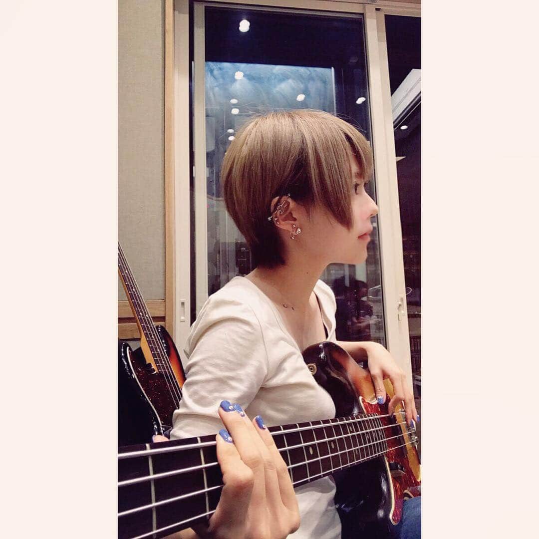 雫さんのインスタグラム写真 - (雫Instagram)「弾いているのもうしろにあるのもベース  なんかインスタの備え付けのエフェクトかけてみました」8月22日 9時46分 - plkshizuku
