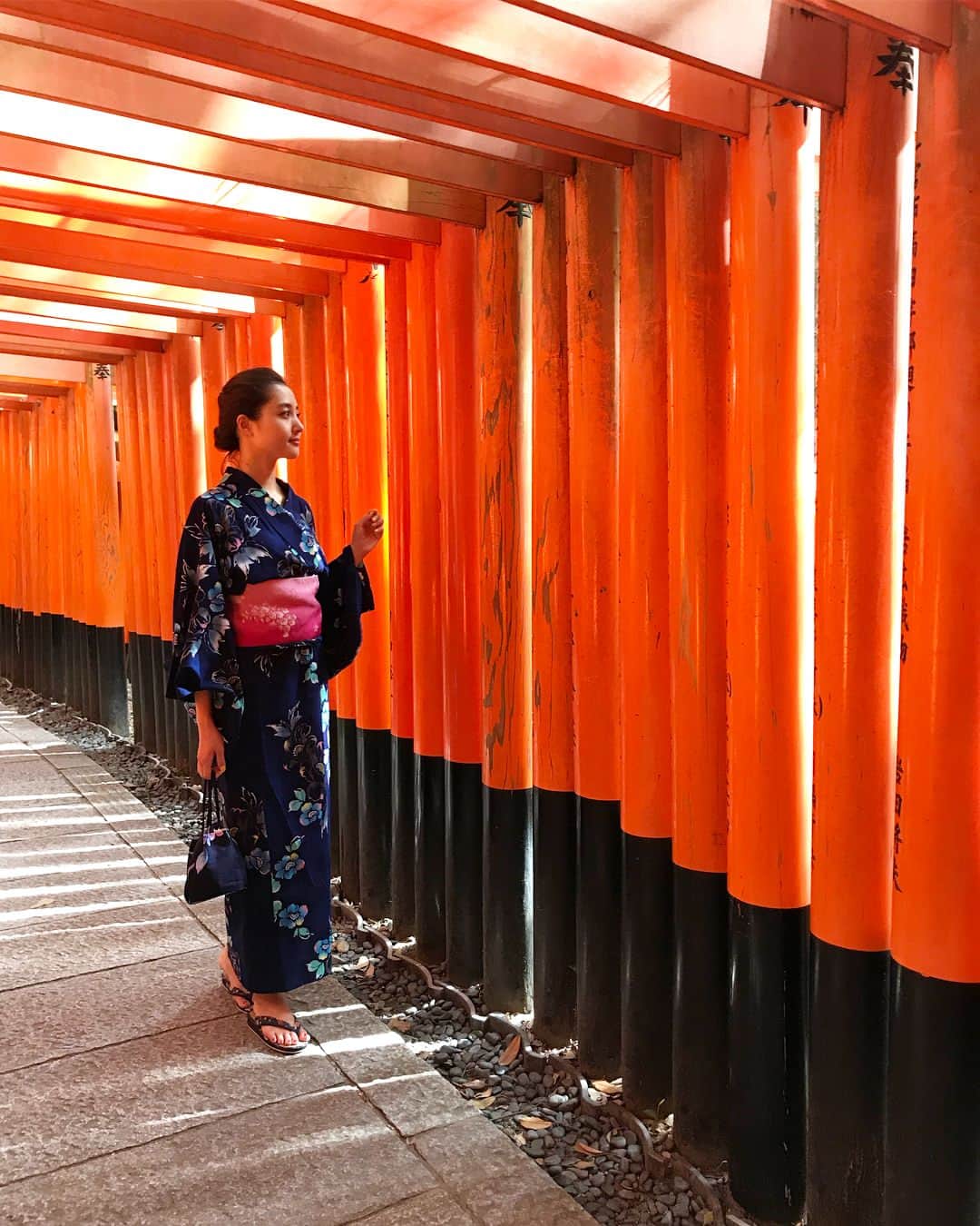 大浦育子さんのインスタグラム写真 - (大浦育子Instagram)「朝夕が涼しくなってきて 秋に近づいているのを ひしひしと感じます🍁 写真は、京都。 久々に浴衣を着たりして 楽しかったな〜✨ 夏の思い出😊  #京都#伏見稲荷大社#浴衣」8月22日 10時26分 - ikuko_oura