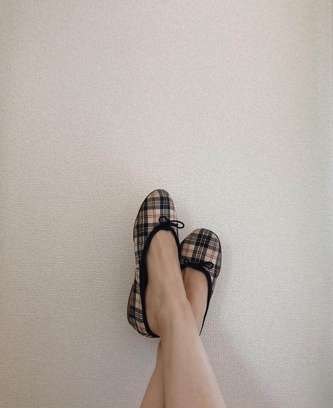 菅谷梨沙子さんのインスタグラム写真 - (菅谷梨沙子Instagram)「雑誌で可愛いヒールの靴を見ると履きたいなぁって思うけど、ペタンコ靴がやっぱり歩きやすいなぁ💭」8月22日 21時16分 - risako_sugaya