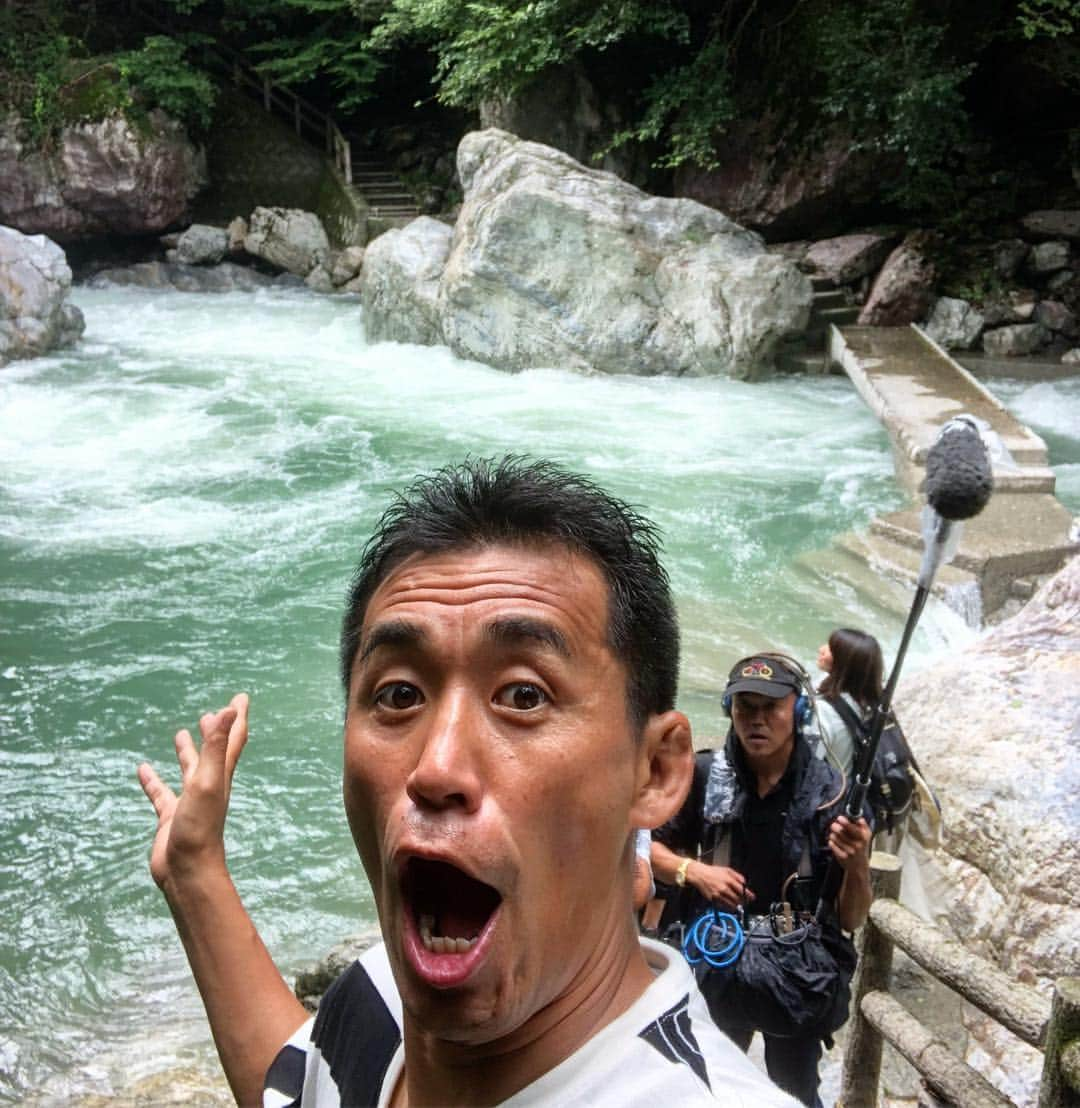 石田靖さんのインスタグラム写真 - (石田靖Instagram)「テレビ東京❼『昼めし旅』 高知県の仁淀川を訪ね 「あなたのごはん見せてください」 出逢った皆さんにお話伺い歩きます OAは9月予定、お楽しみに😆 #テレビ東京 #昼めし旅 #あなたのごはん見せてください #高知県 #仁淀川 #仁淀ブルー #片岡沈下橋 #沈下橋 #中津渓谷 #雨竜の滝 #木と暮らすナチュラルライフ #yururi #木と暮らすナチュラルライフyururi #instagram  #instagood  #一期一笑  #石田靖」8月22日 20時26分 - yasulog