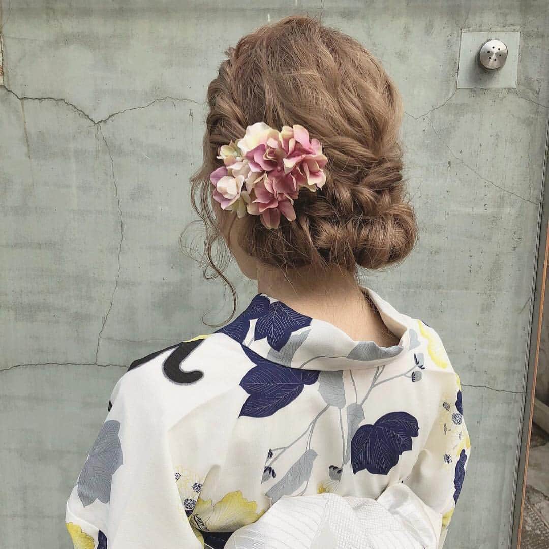 ”検索がいらない”サロン予約アプリrequpo(リクポ) のインスタグラム：「. 📷 : @kana___watarai 浴衣でのアップヘアはいつもと雰囲気が変わりますよね♪ 花火やお祭りにきていく時はヘアセットも一緒にいかがですか🎇✨ - - - - - - - - - - - - - - - - - - - 『#requpo 』『#リクポ 』の ハッシュタグをつけて写真をUPしてみてください✂︎ みなさまの素敵な写真がrequpo(リクポ)の 公式SNSに掲載されるかも…✨ - - - - - - - - - - - - - - - - - - - みなさまからのいいねや コメントもお待ちしています🙆‍♀️ 『この髪型かわいい💕』 『このカラーはなんて色🤔』 『こういう髪型流行ってますよ💇‍♀️』 などお気軽にコメントしてくださいね📝 - - - - - - - - - - - - - - - - - - - #requpohairstyle #ヘアスタイル #ヘアアレンジ #ヘアカタログ #サロンモデル #サロン #大人可愛い #こなれ感 #透明感 #トレンドヘア #ヘアカラー #イルミナカラー #アッシュ #表参道美容室 #渋谷美容室 #吉祥寺美容室 #l4l #お洒落さんと繋がりたい #花火大会 #アップヘア #編み込みヘア #生花 #浴衣 #レンタル浴衣 #着付け #花火」