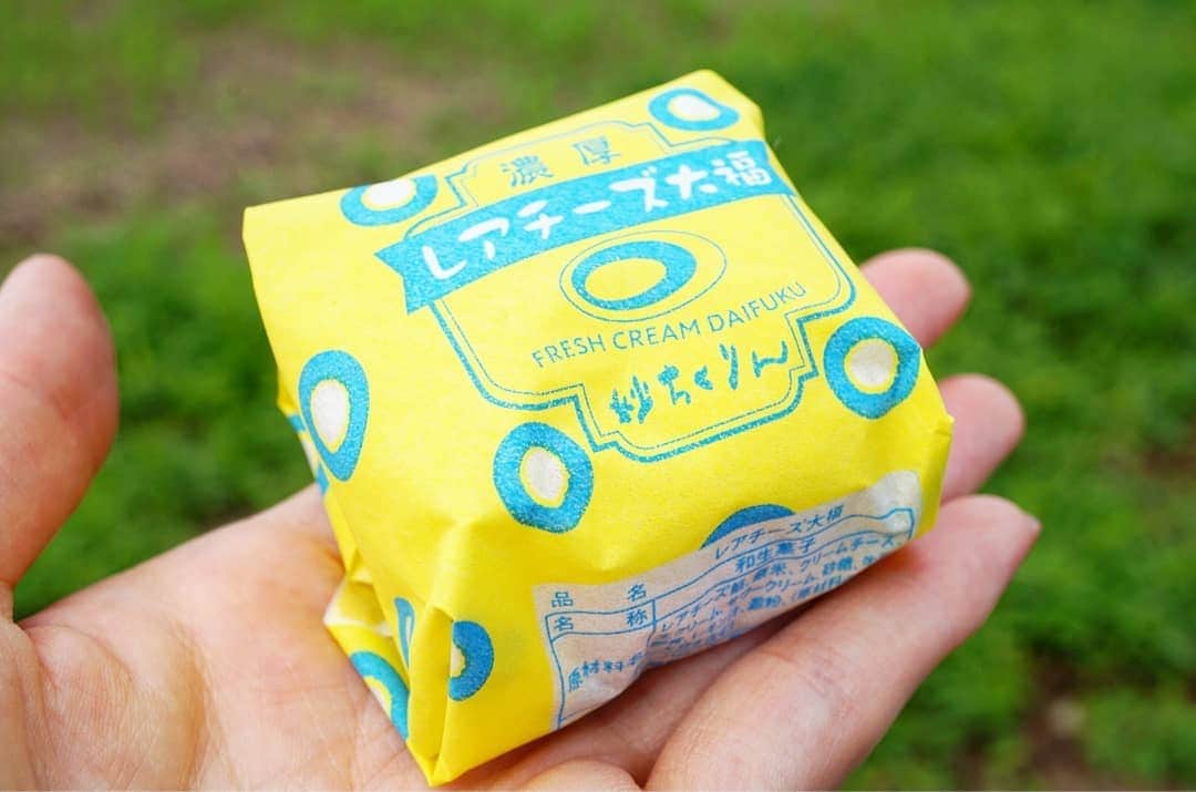 石関友梨のインスタグラム：「もぉ食べた？ #妙ちくりん #生クリーム大福 #新フレーバー #レアチーズ #んまんま」