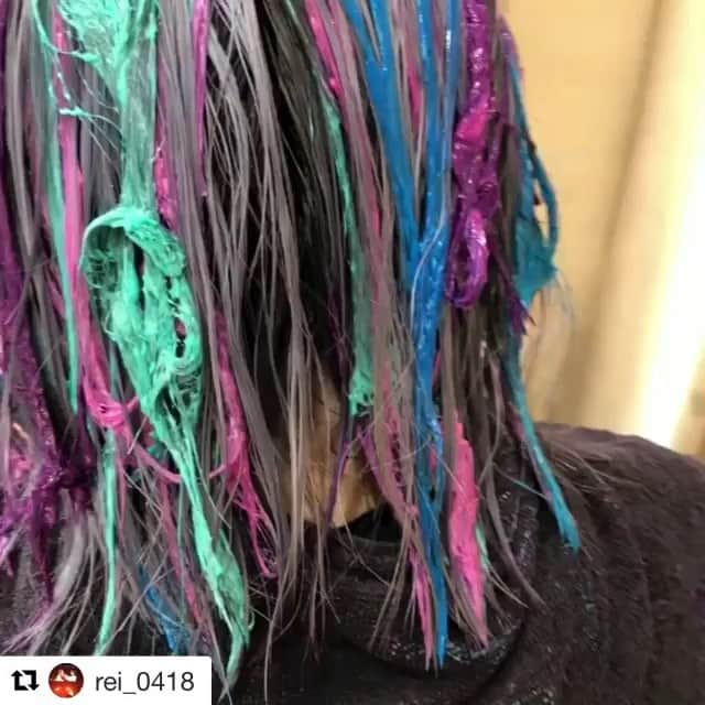 LLAND LUXBEのインスタグラム：「#Repost @rei_0418 with @get_repost ・・・ ユニコーンカラー🦄 カラーバターをなじませる瞬間が気持ちいい🤤  インスタからのご予約も可能です⭐️ 皆さまに使えるクーポン☆ アディクシーカラー¥4900 カット＋プレミアム艶カラー¥3500 カット＋カラー＋トリートメント¥6000 デザインカット＋ブロー¥2400 デザインカラー￥12800 ユニコーンカラー¥18000  #大阪 #撮影モデル #イルミナカラー #アディクシーカラー #デザインカラー #TOKIOトリートメント #ヘアスタイル #インナーカラー #外国人風カラー #ハイライト #サロンモデル #サロモ #ポートレート #フォトジェニック #グラデーション #ハイライト #アレンジ #ヘアアレンジ #インスタ映え #エルランド #エルランドラックスビー #ワールドカップ #World Cup #バレイヤージュ #グラデーション #サーフ系女子 #ユニコーン #ユニコーンカラー」