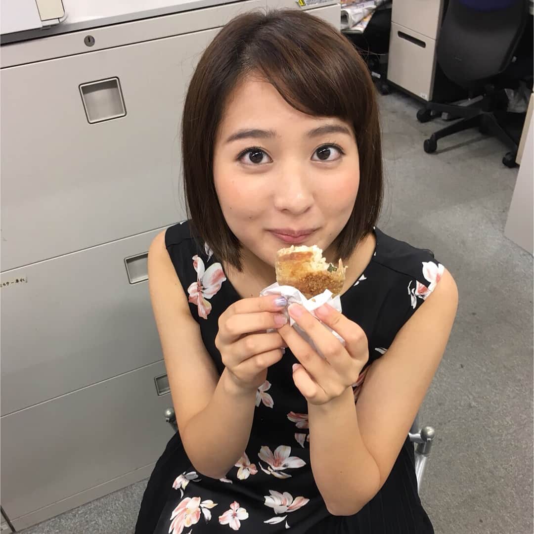 フジテレビアナウンサーのインスタグラム：「おはようございます！ 初投稿の永尾亜子です✨ オンエア終わりのお楽しみ！ それは朝ごはんを食べること😋 この日は大好きな肉巻きおにぎりをいただいています🍙  この日の#めざましテレビ の#衣装 が素敵だったのでパシャリ🤳 サイドがプリーツになっているところがお気に入りです🌸  今後アナウンサーの番組の衣装はストーリーで少しずつ紹介していきます。  #フジテレビアナウンサー #永尾亜子」