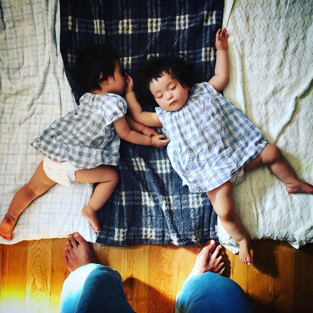 タニザワトモフミのインスタグラム：「夢の中で空でも飛んでそう。 と思って…。 #双子 #twins」