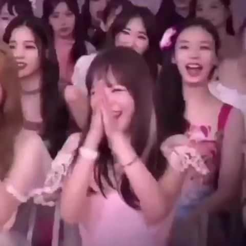 チョ・ユリのインスタグラム：「안녕💞 Yuri's reaction ahahaha ────── Jo yuri's daily updates? Follow me ➡ @joyuri.official °cr; the owner ──────| #joyurivids #produce48 #idolschool #mnet #mnetofficial  #mnetproduce48 #joyuri #yuri #kpop #kpopf4f #kpopl4l #asian #asiangirl #asiangirls #조유리 #아이돌 #아이돌학교 #아시아나 #애교 #애교쟁이」