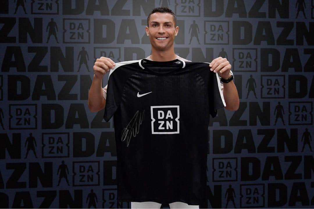 クリスティアーノ・ロナウドさんのインスタグラム写真 - (クリスティアーノ・ロナウドInstagram)「Happy to announce I’m now a global brand ambassador for DAZN! For my fans in 🇮🇹 🇩🇪 🇯🇵 🇨🇦 🇦🇹 you can watch an exclusive interview as a Juventus player on DAZN, as well as unlocking other great CR7 content! #DAZN #CR7」8月22日 16時19分 - cristiano