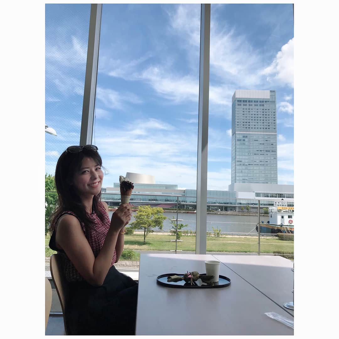 藤井美菜さんのインスタグラム写真 - (藤井美菜Instagram)「. 信濃川越しに見える朱鷺メッセが綺麗ですね✨ソフトクリームあんこのせ、美味しかったです🍦 시나노강 너머로 보이는 “토키멧세”가 예쁘네요.✨ 단팥 아이스크림 ,맛있었습니다 🍦 A beautiful “Toki Messe” behind the Shinano river✨Ice cream with Anko tastes good🍦 #新潟#니가타#Niigata#新潟巡り#新潟観光 #일본#일본여행#japan」8月22日 16時26分 - fujii_mina_0715